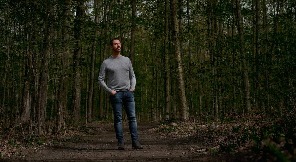 Marc Saulnier debout dans la forêt | Foravi